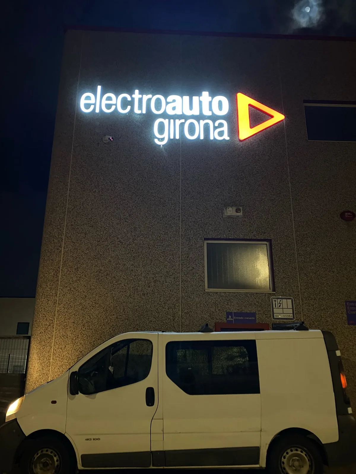 Rètol LED Electroauto Girona — lletres corpòries lluminoses de nit