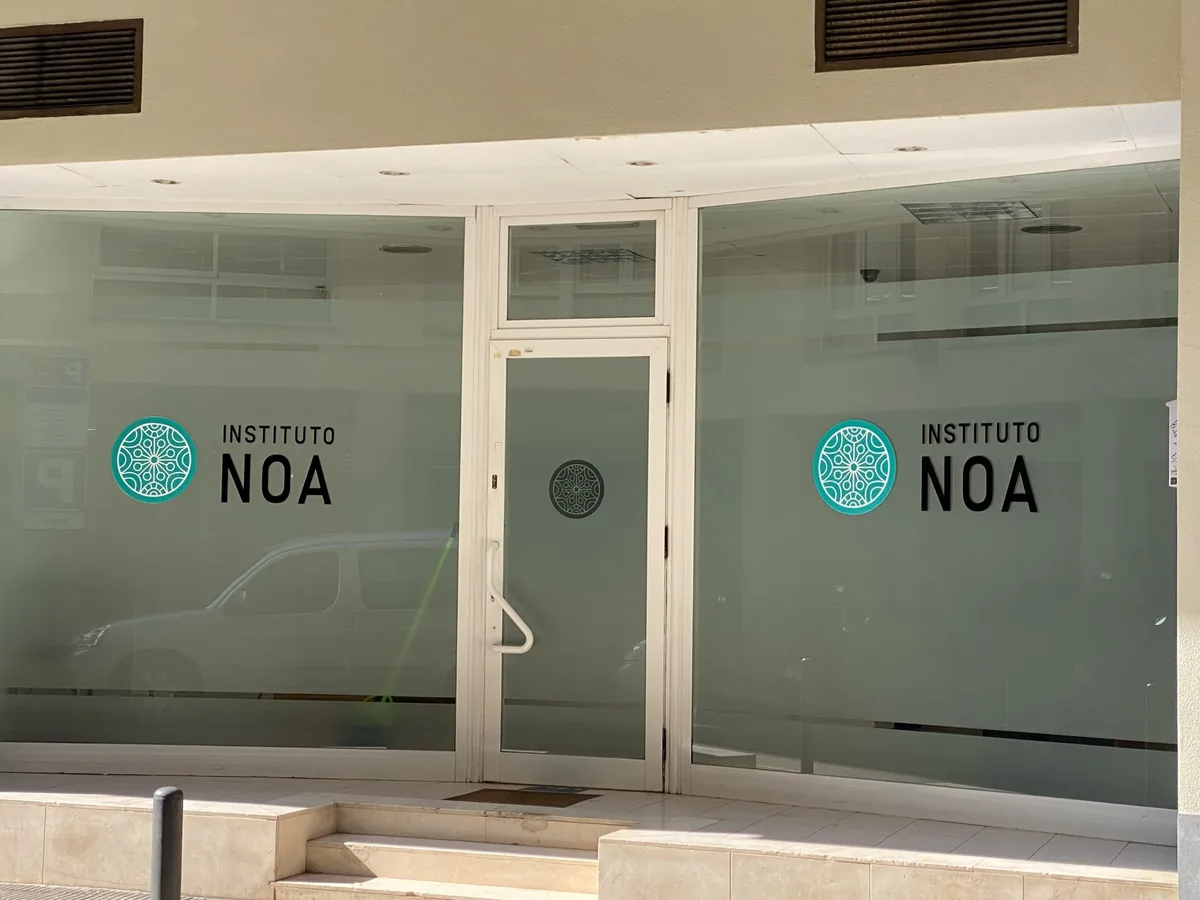 Vinil decoratiu de vidre — Instituto Noa